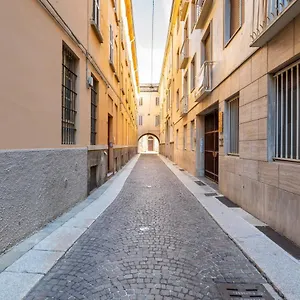 https://book-now-apt-a-1-min-walk-from-duomo-of-parma.emilia-romagnahotels.net